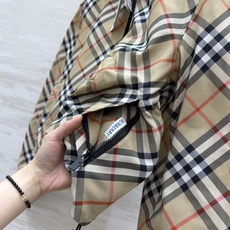 Burberr♡²⁶正反两穿格纹连帽短外套✅ ✔一衣两穿|格纹↔纯色双面可穿 ✔战马刺绣细节到位 ✔短款版型,显高利落 Burberr♡²⁶正反两穿格纹连帽短外套✅ ✔一衣两穿|格纹↔纯色双面可穿 ✔战马刺绣细节到位 ✔短款版型,显高利落