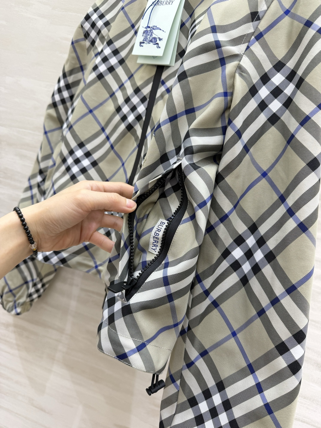 Burberr♡²⁶正反两穿格纹连帽短外套✅ ✔一衣两穿｜格纹↔纯色双面可穿 ✔战马刺绣细节到位 ✔短款版型，显高利落 