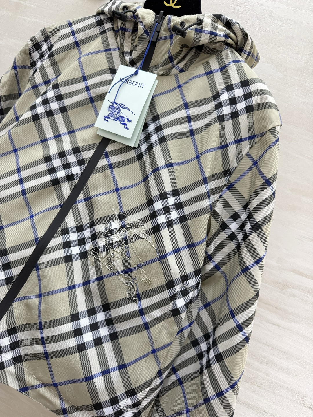 Burberr♡²⁶正反两穿格纹连帽短外套✅ ✔一衣两穿｜格纹↔纯色双面可穿 ✔战马刺绣细节到位 ✔短款版型，显高利落 