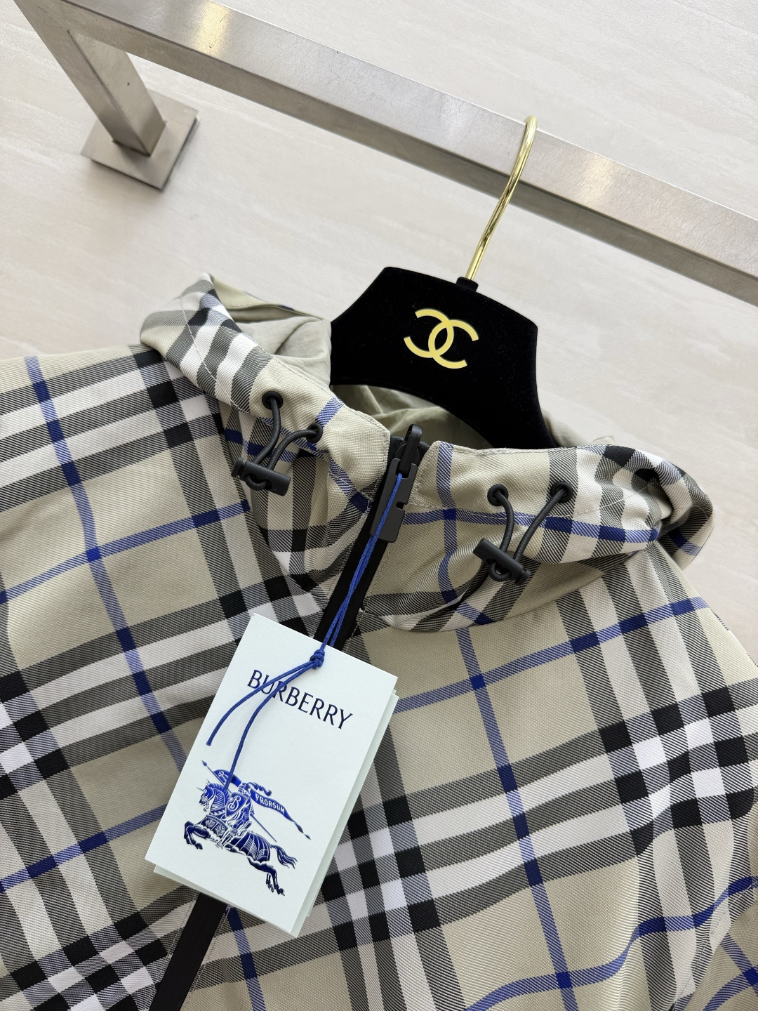 Burberr♡²⁶正反两穿格纹连帽短外套✅ ✔一衣两穿｜格纹↔纯色双面可穿 ✔战马刺绣细节到位 ✔短款版型，显高利落 