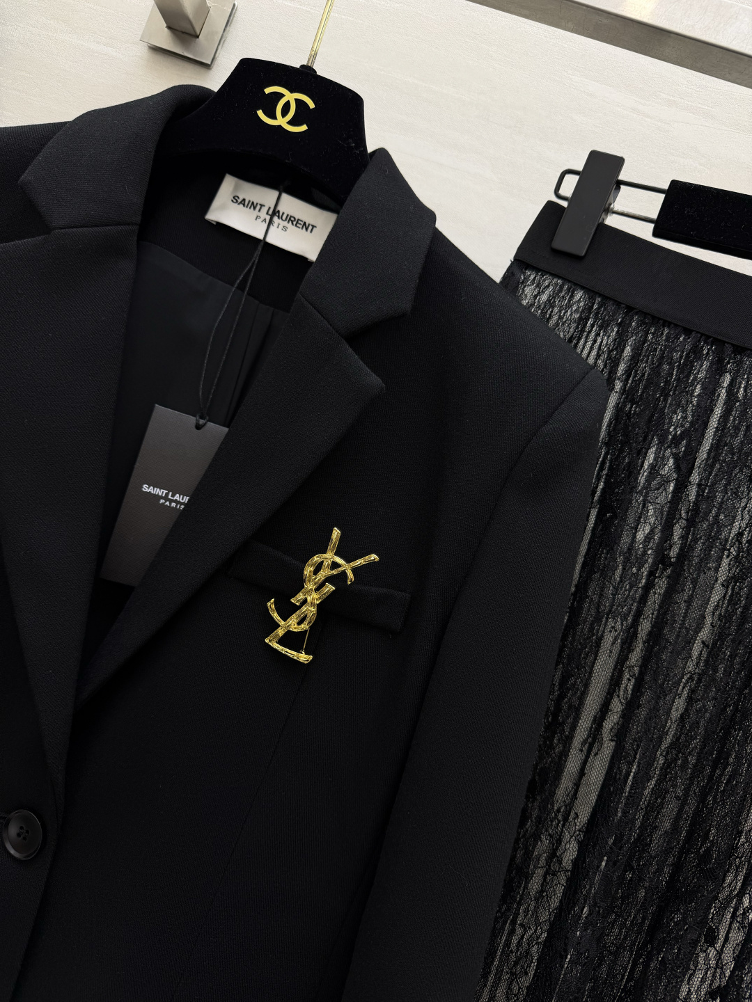 ysl²⁶黑西装×蕾丝半裙套装🖤利落经典黑色西装 版型挺括 线条简约大气 搭配金属胸针点缀 精致感瞬间拉满 重工睫毛蕾丝