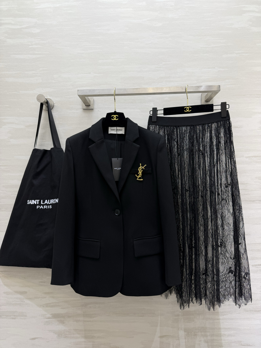 ysl²⁶黑西装×蕾丝半裙套装🖤利落经典黑色西装 版型挺括 线条简约大气 搭配金属胸针点缀 精致感瞬间拉满 重工睫毛蕾丝