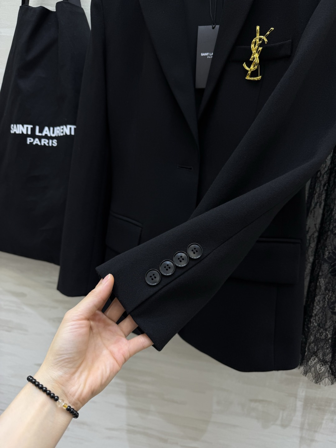 ysl²⁶黑西装×蕾丝半裙套装🖤利落经典黑色西装 版型挺括 线条简约大气 搭配金属胸针点缀 精致感瞬间拉满 重工睫毛蕾丝