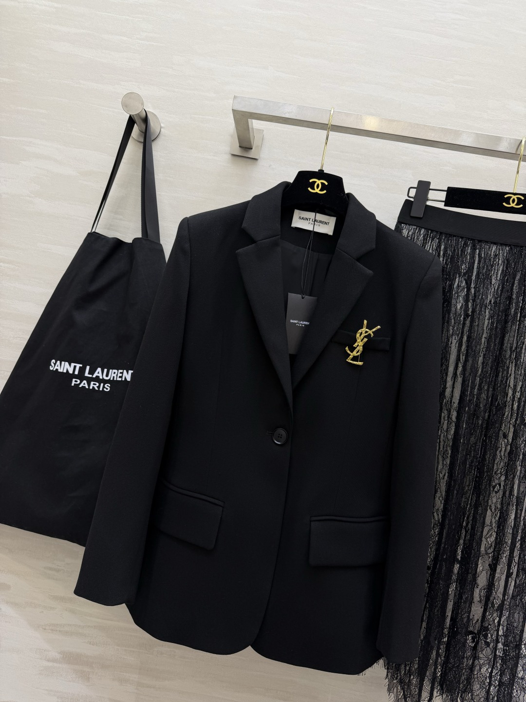 ysl²⁶黑西装×蕾丝半裙套装🖤利落经典黑色西装 版型挺括 线条简约大气 搭配金属胸针点缀 精致感瞬间拉满 重工睫毛蕾丝