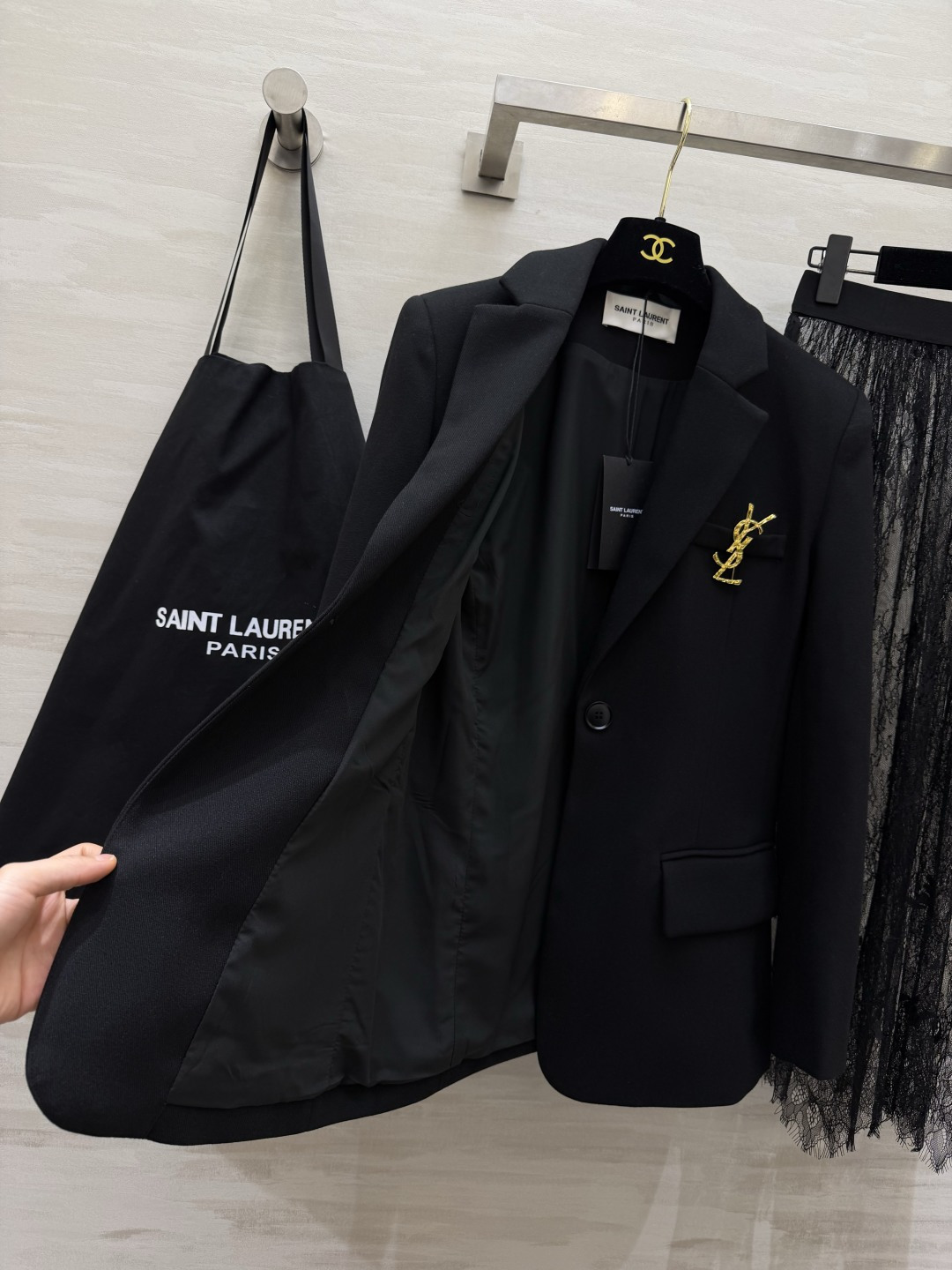 ysl²⁶黑西装×蕾丝半裙套装🖤利落经典黑色西装 版型挺括 线条简约大气 搭配金属胸针点缀 精致感瞬间拉满 重工睫毛蕾丝