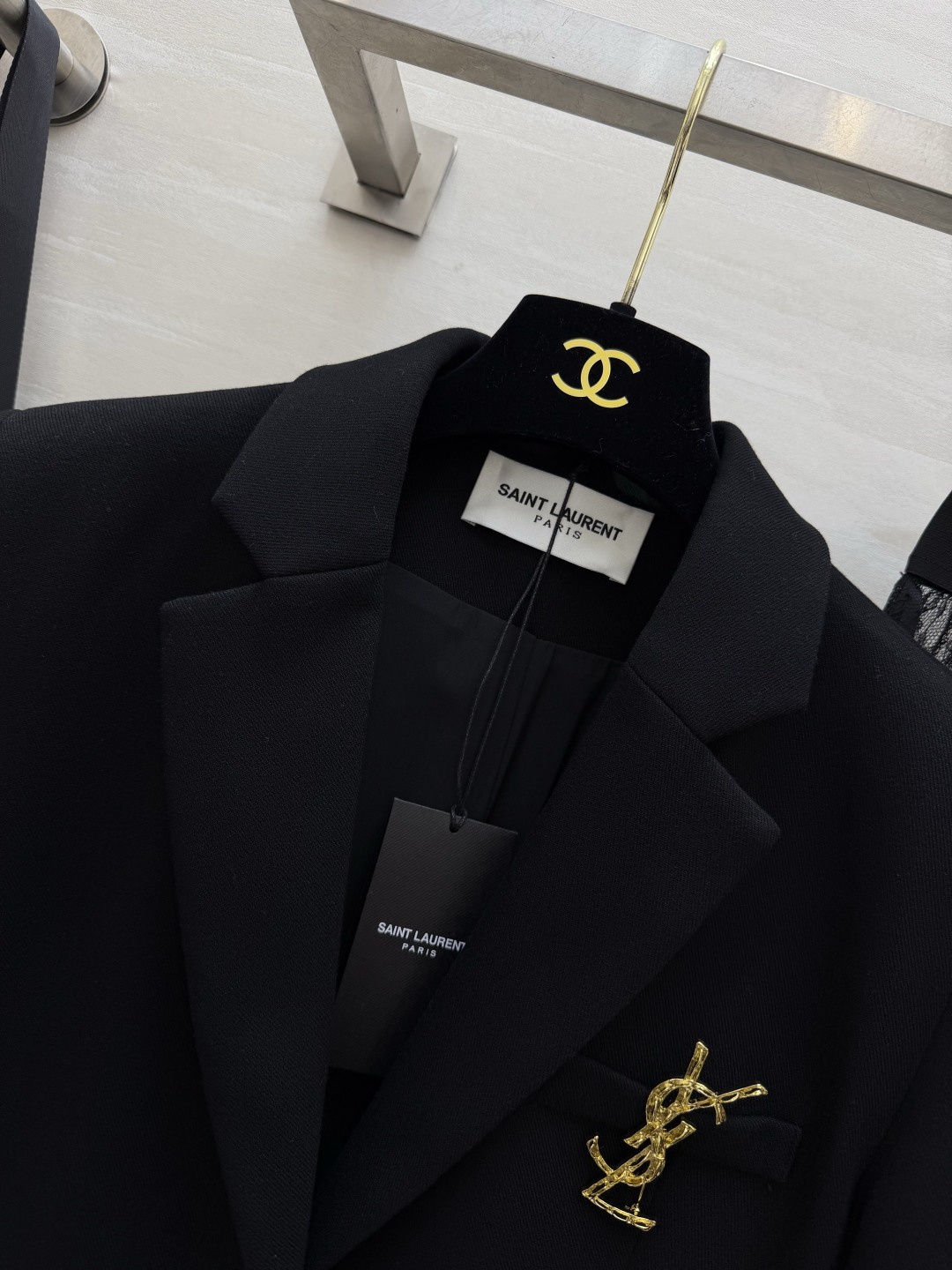ysl²⁶黑西装×蕾丝半裙套装🖤利落经典黑色西装 版型挺括 线条简约大气 搭配金属胸针点缀 精致感瞬间拉满 重工睫毛蕾丝