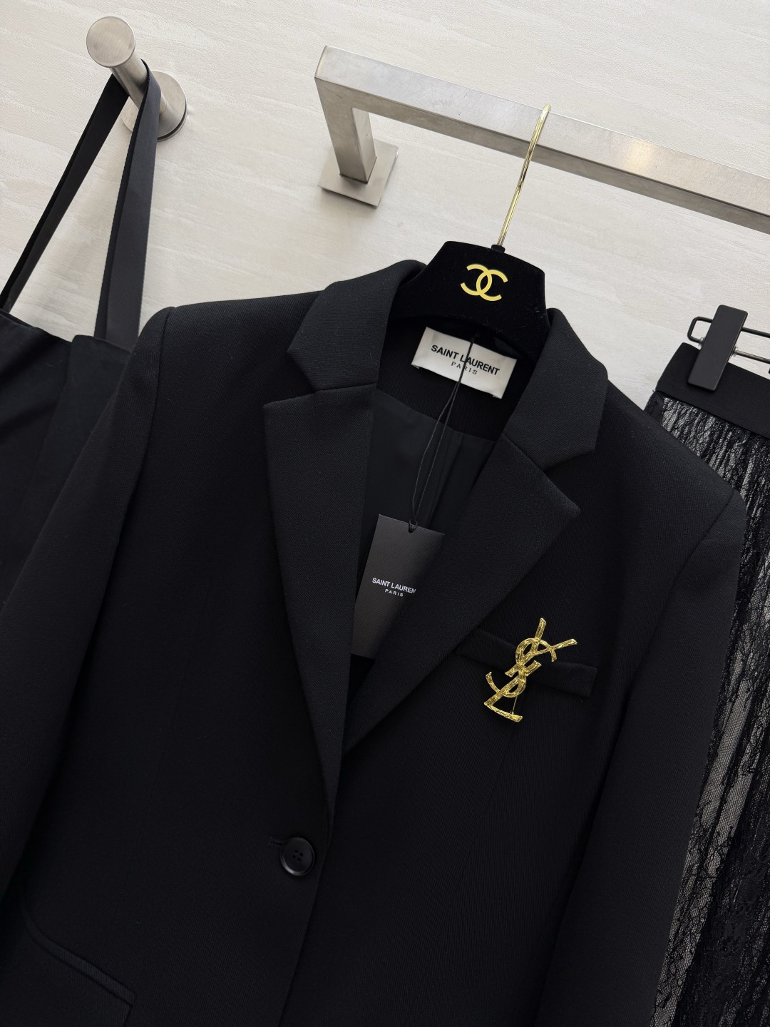 ysl²⁶黑西装×蕾丝半裙套装🖤利落经典黑色西装 版型挺括 线条简约大气 搭配金属胸针点缀 精致感瞬间拉满 重工睫毛蕾丝