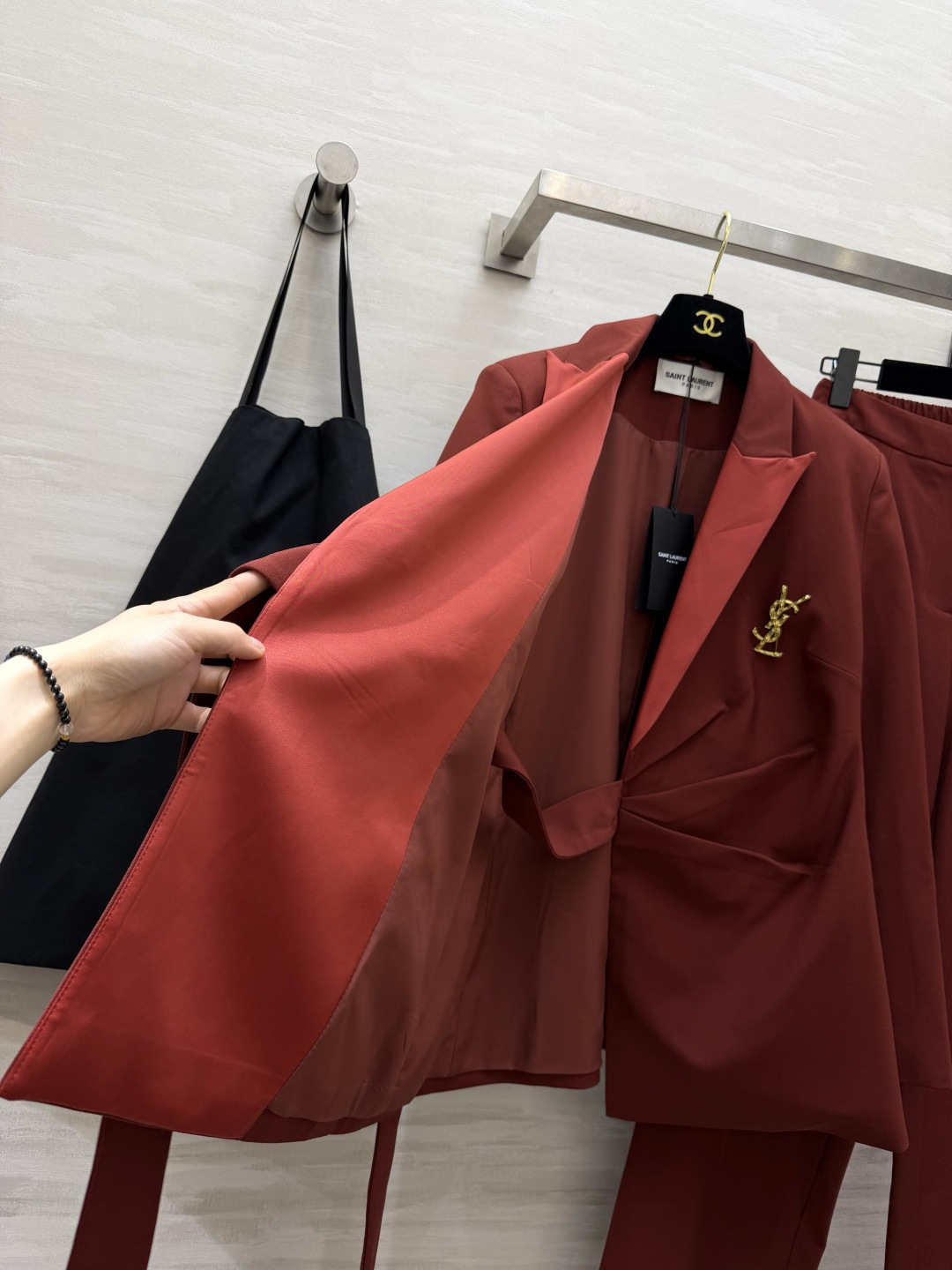 ysl²⁶复古红调绑带西装裤套装🖤❤️高级砖红色调 缎面撞色驳领 层次尽显精致 腰部自带蝴蝶结绑带设计 自由收束腰线 勾