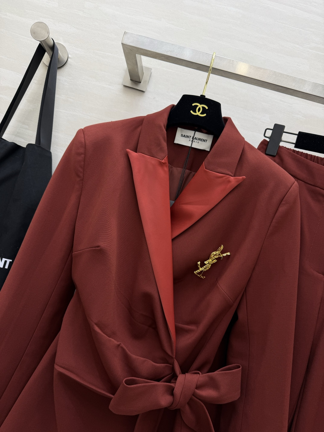 ysl²⁶复古红调绑带西装裤套装🖤❤️高级砖红色调 缎面撞色驳领 层次尽显精致 腰部自带蝴蝶结绑带设计 自由收束腰线 勾