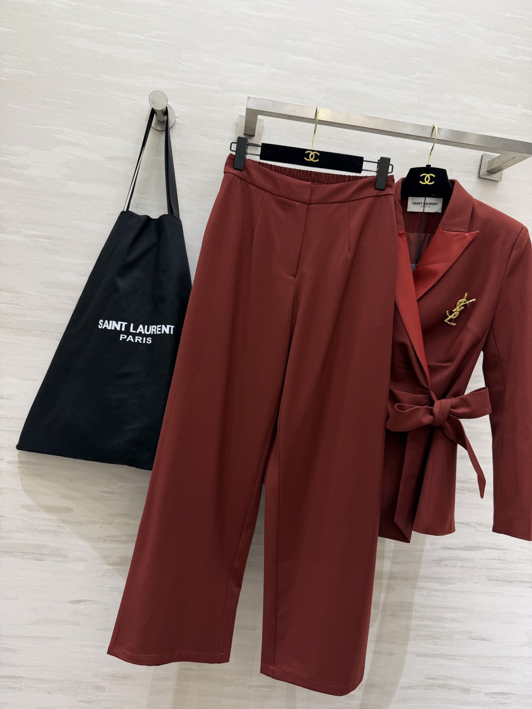 ysl²⁶复古红调绑带西装裤套装🖤❤️高级砖红色调 缎面撞色驳领 层次尽显精致 腰部自带蝴蝶结绑带设计 自由收束腰线 勾