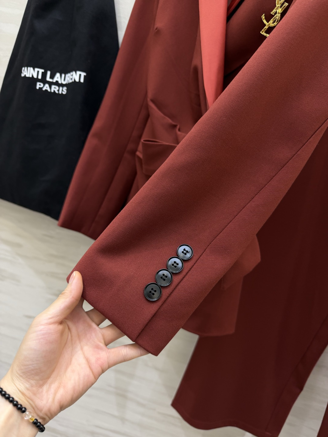 ysl²⁶复古红调绑带西装裤套装🖤❤️高级砖红色调 缎面撞色驳领 层次尽显精致 腰部自带蝴蝶结绑带设计 自由收束腰线 勾
