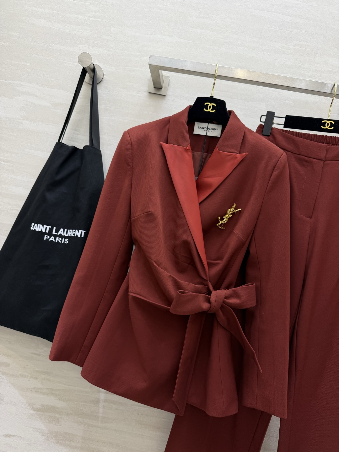 ysl²⁶复古红调绑带西装裤套装🖤❤️高级砖红色调 缎面撞色驳领 层次尽显精致 腰部自带蝴蝶结绑带设计 自由收束腰线 勾