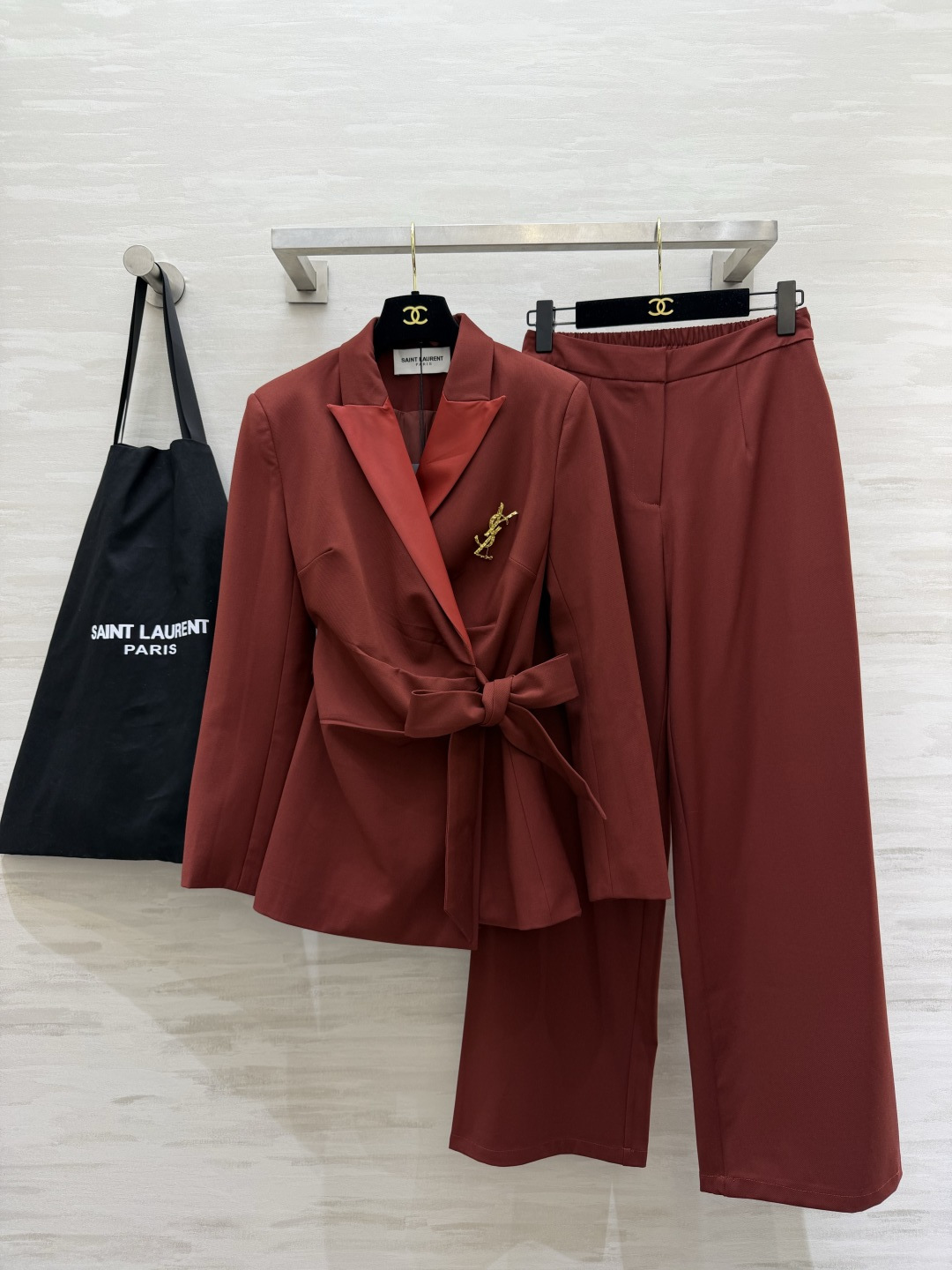 ysl²⁶复古红调绑带西装裤套装🖤❤️高级砖红色调 缎面撞色驳领 层次尽显精致 腰部自带蝴蝶结绑带设计 自由收束腰线 勾