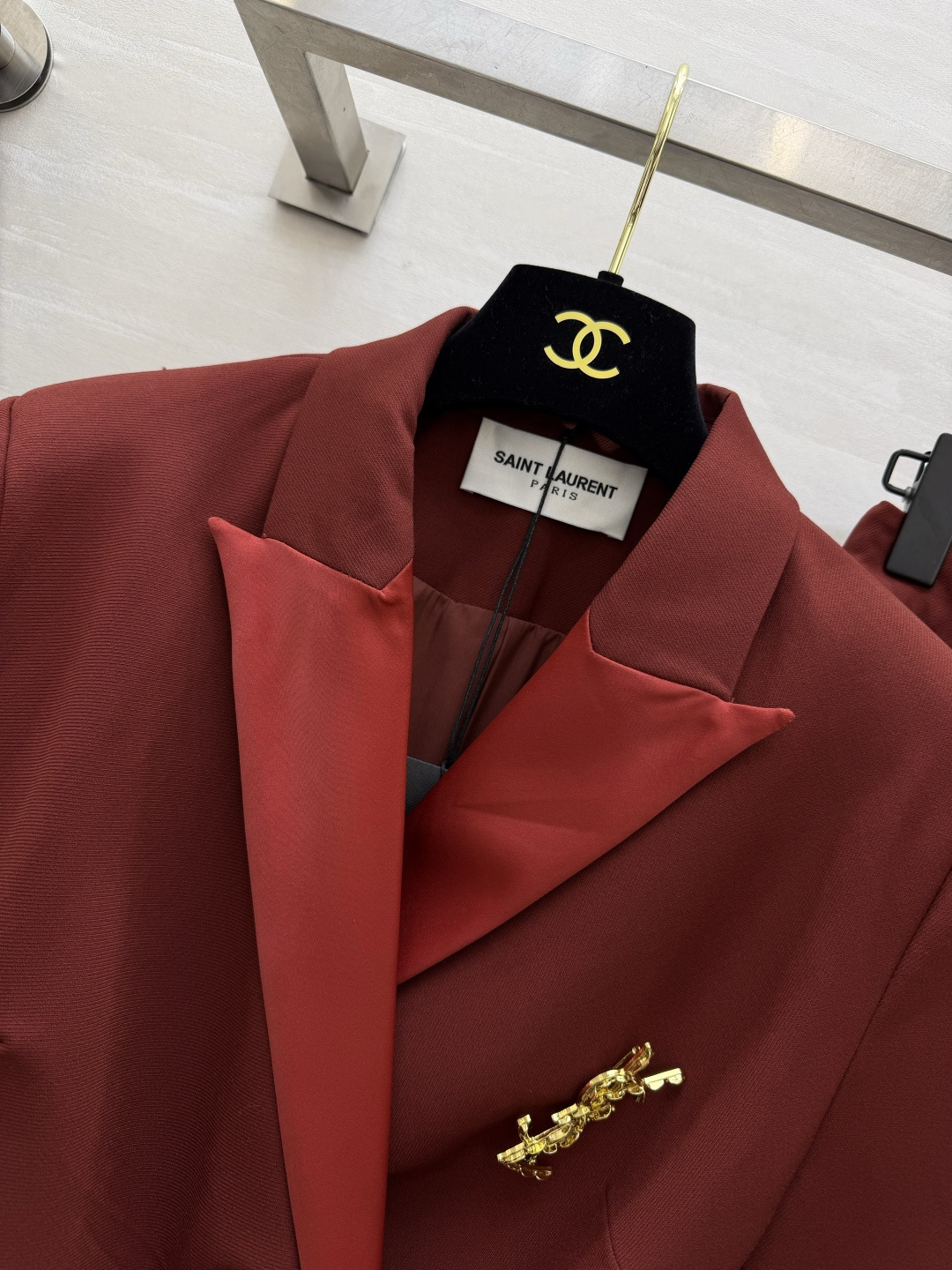 ysl²⁶复古红调绑带西装裤套装🖤❤️高级砖红色调 缎面撞色驳领 层次尽显精致 腰部自带蝴蝶结绑带设计 自由收束腰线 勾