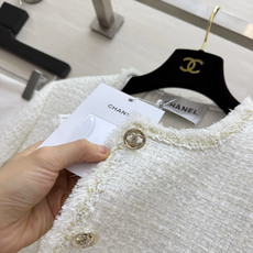 Chane♡²⁶米白小香短外套🤍经典圆领小香版型 精致毛边织带滚边环绕衣身 肌理感粗花呢面料 米调柔和干净 自带柔光滤镜 Chane♡²⁶米白小香短外套🤍经典圆领小香版型 精致毛边织带滚边环绕衣身 肌理感粗花呢面料 米调柔和干净 自带柔光滤镜