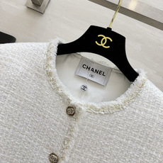 Chane♡²⁶米白小香短外套🤍经典圆领小香版型 精致毛边织带滚边环绕衣身 肌理感粗花呢面料 米调柔和干净 自带柔光滤镜 Chane♡²⁶米白小香短外套🤍经典圆领小香版型 精致毛边织带滚边环绕衣身 肌理感粗花呢面料 米调柔和干净 自带柔光滤镜