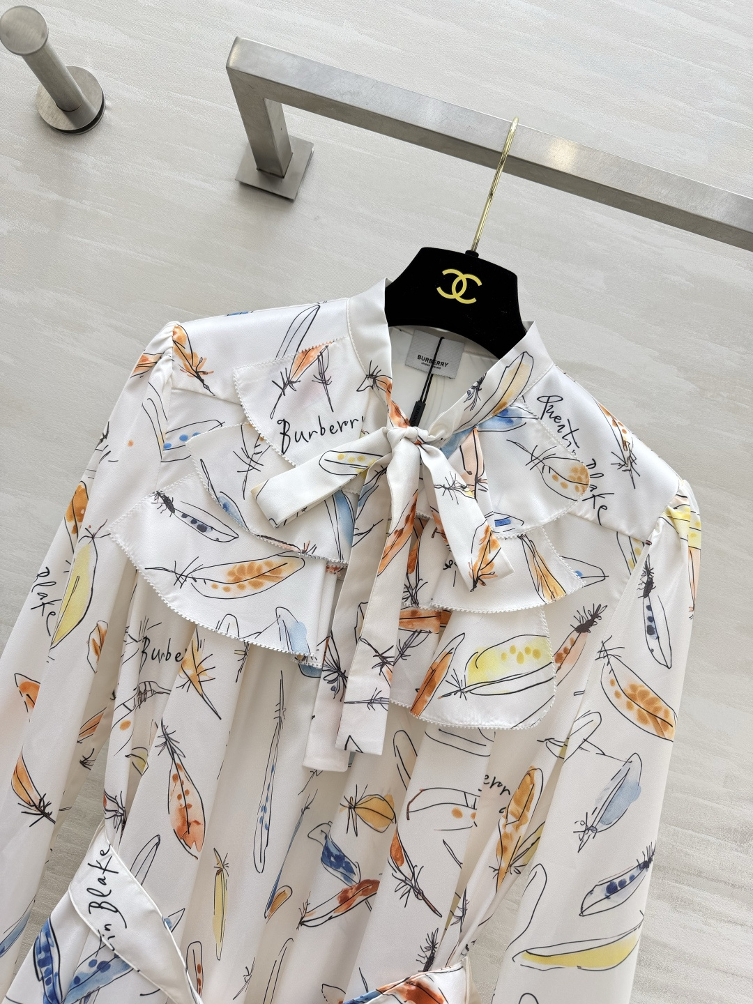 Burberr♡²⁶艺术羽毛印花长袖连衣裙🤍白底水彩羽毛手绘印花 色彩鲜活灵动 自带艺术氛围感 领口蝴蝶结系带 叠加双层