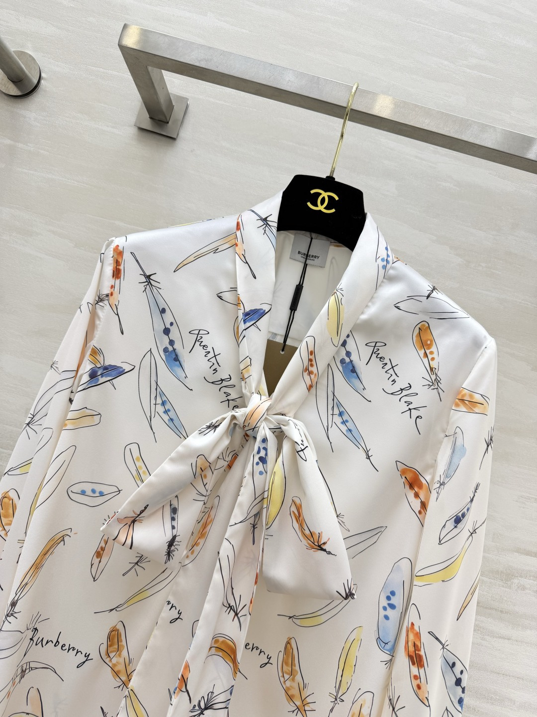 Burberr♡²⁶水彩羽毛印花飘带衬衫🤍艺术手绘羽毛印花 色彩柔和鲜活 艺术氛围感拉满 领口优雅大飘带蝴蝶结 随性系法