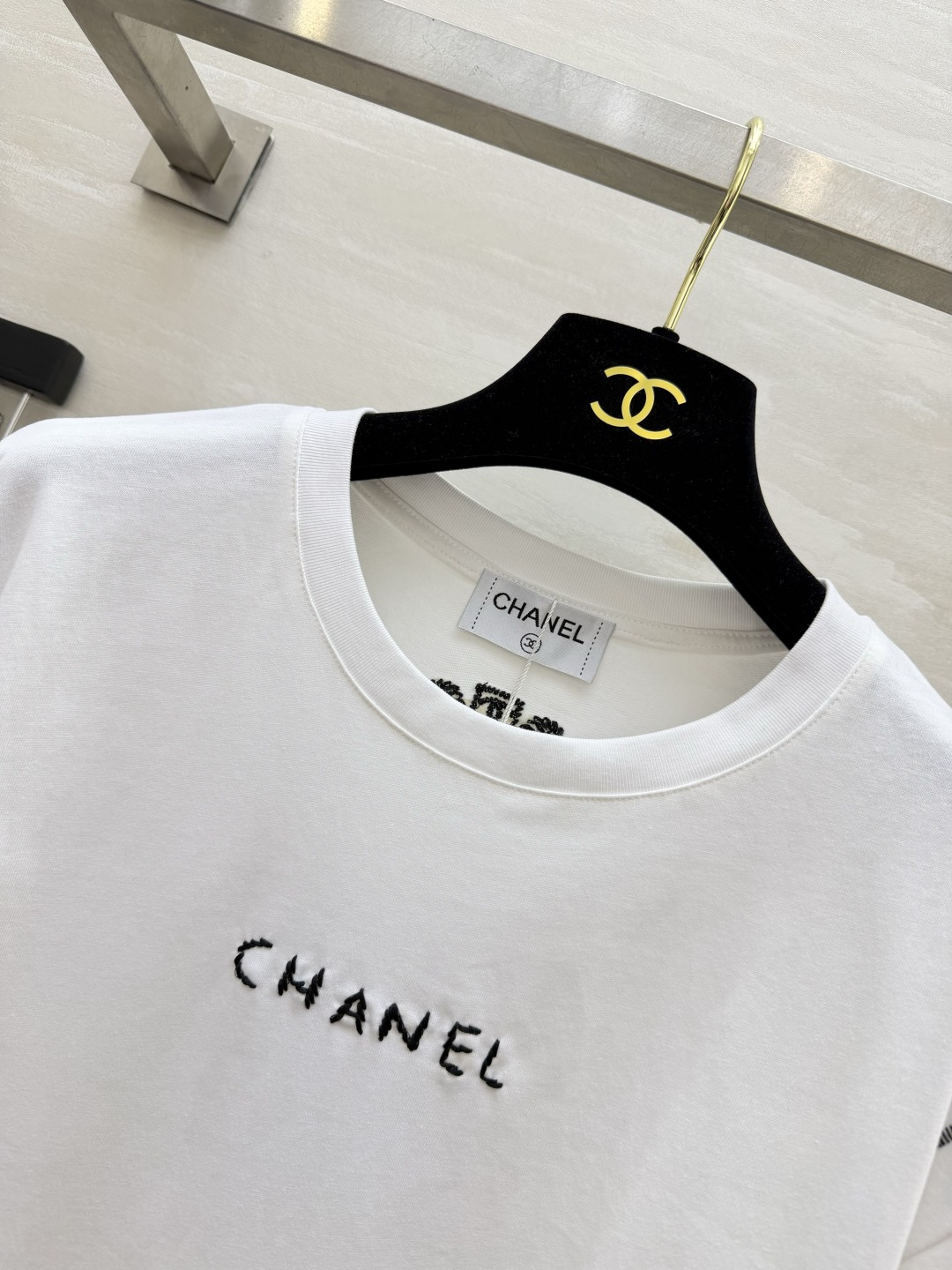 Chane♡²⁶明线刺绣长袖休闲上衣🤍🖤简约松弛感长袖 黑白双色可选 日常实穿度拉满 胸前手工感刺绣字母 线条随性高级 