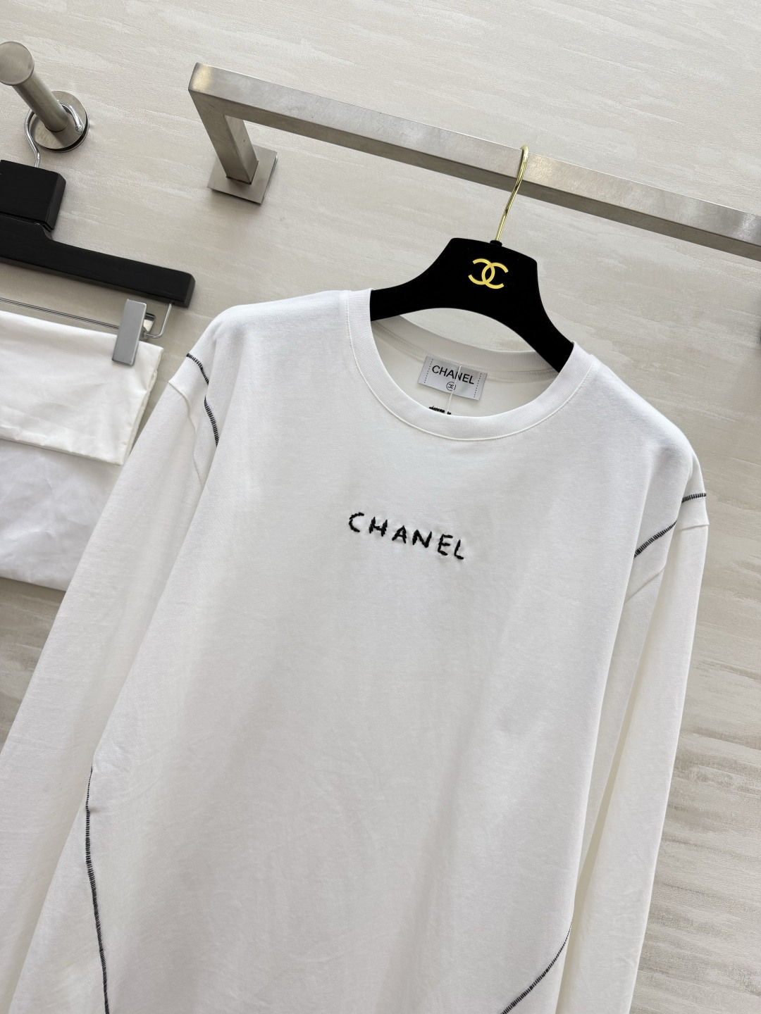 Chane♡²⁶明线刺绣长袖休闲上衣🤍🖤简约松弛感长袖 黑白双色可选 日常实穿度拉满 胸前手工感刺绣字母 线条随性高级 