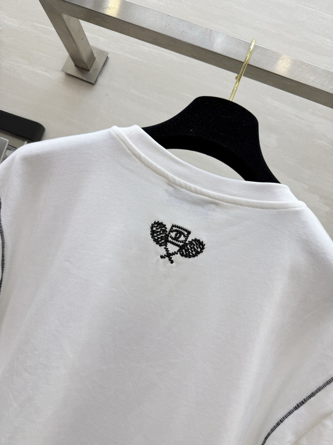 Chane♡²⁶明线刺绣长袖休闲上衣🤍🖤简约松弛感长袖 黑白双色可选 日常实穿度拉满 胸前手工感刺绣字母 线条随性高级 