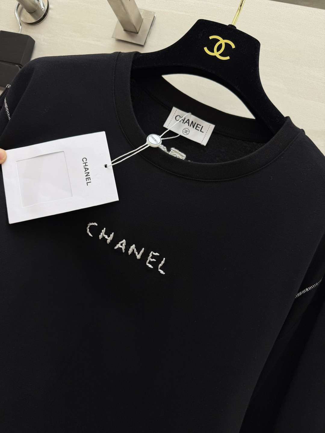 Chane♡²⁶明线刺绣长袖休闲上衣🤍🖤简约松弛感长袖 黑白双色可选 日常实穿度拉满 胸前手工感刺绣字母 线条随性高级 