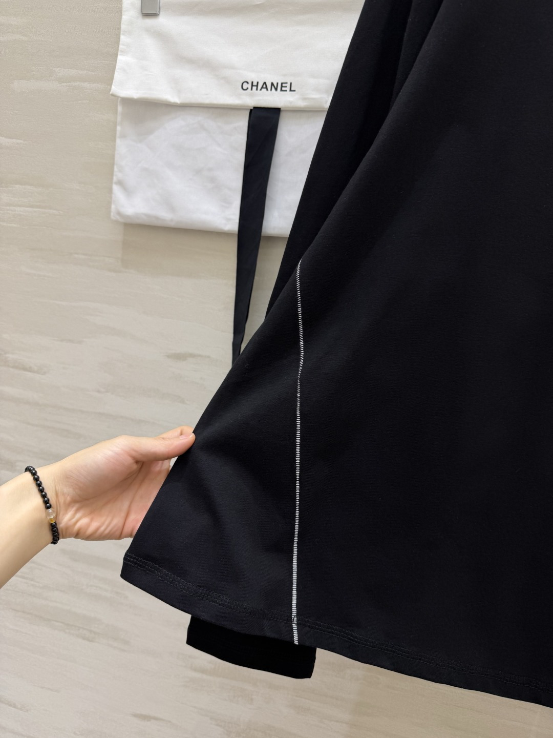 Chane♡²⁶明线刺绣长袖休闲上衣🤍🖤简约松弛感长袖 黑白双色可选 日常实穿度拉满 胸前手工感刺绣字母 线条随性高级 