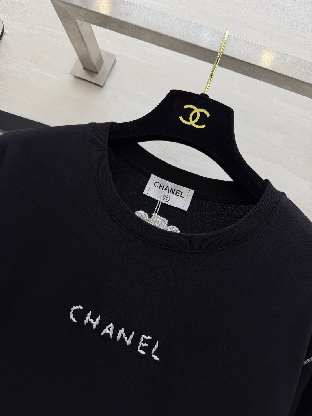 Chane♡²⁶明线刺绣长袖休闲上衣🤍🖤简约松弛感长袖 黑白双色可选 日常实穿度拉满 胸前手工感刺绣字母 线条随性高级 