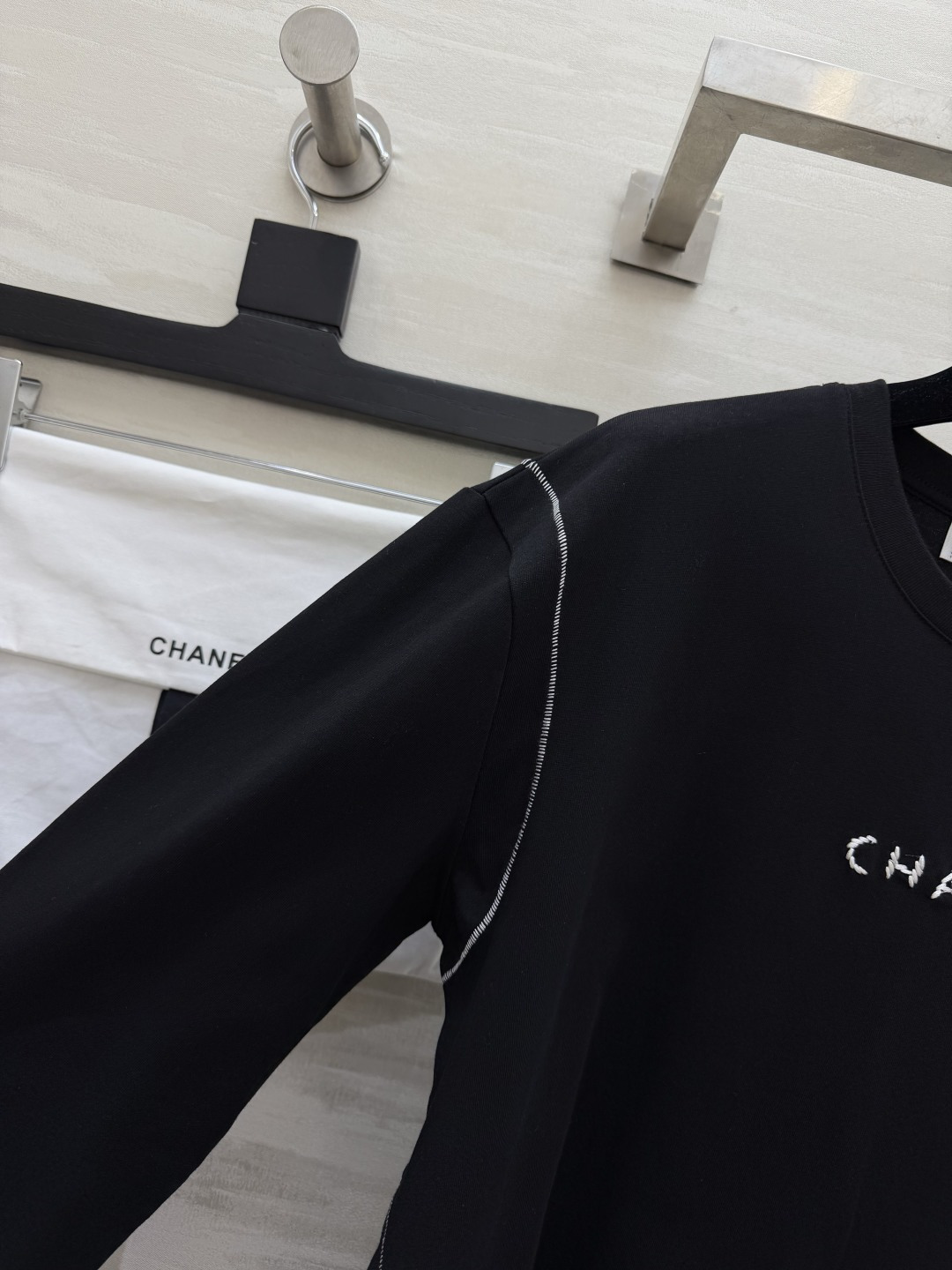 Chane♡²⁶明线刺绣长袖休闲上衣🤍🖤简约松弛感长袖 黑白双色可选 日常实穿度拉满 胸前手工感刺绣字母 线条随性高级 