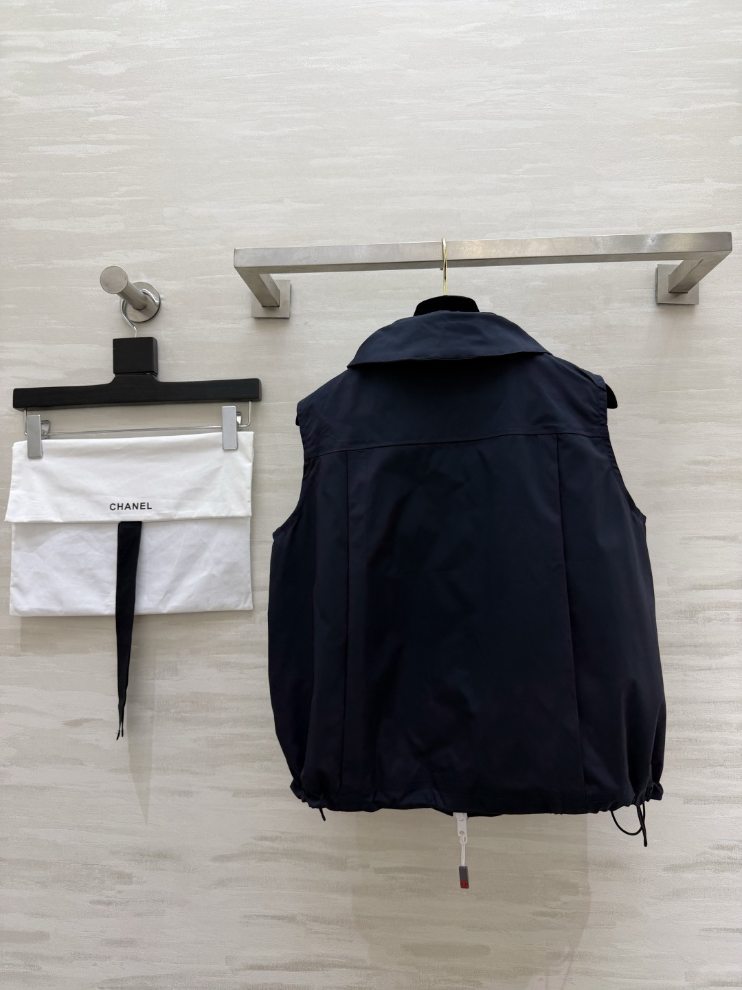DIO♡²⁶藏蓝工装立领马甲 高级海军藏蓝 撞色白拉链 立体工装大口袋 精致刺绣细节 低调有辨识度 下摆抽绳 可松可收 