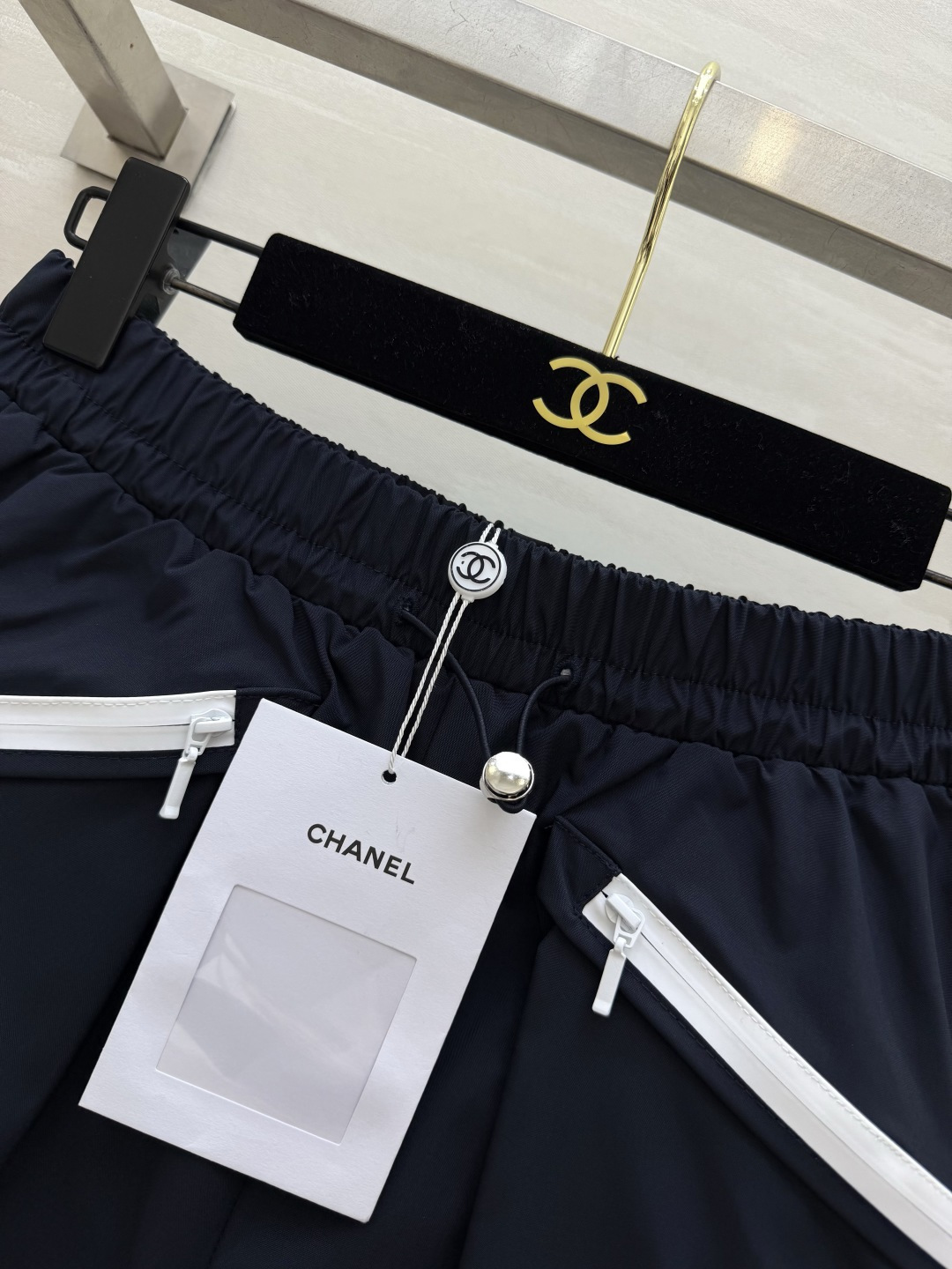 Chane♡²⁶工装休闲短裤🤍同系列冲锋外套配套短裤 成套穿搭氛围感直接拉满 松紧抽绳腰头 不勒腰腹 对各种腰围包容友好