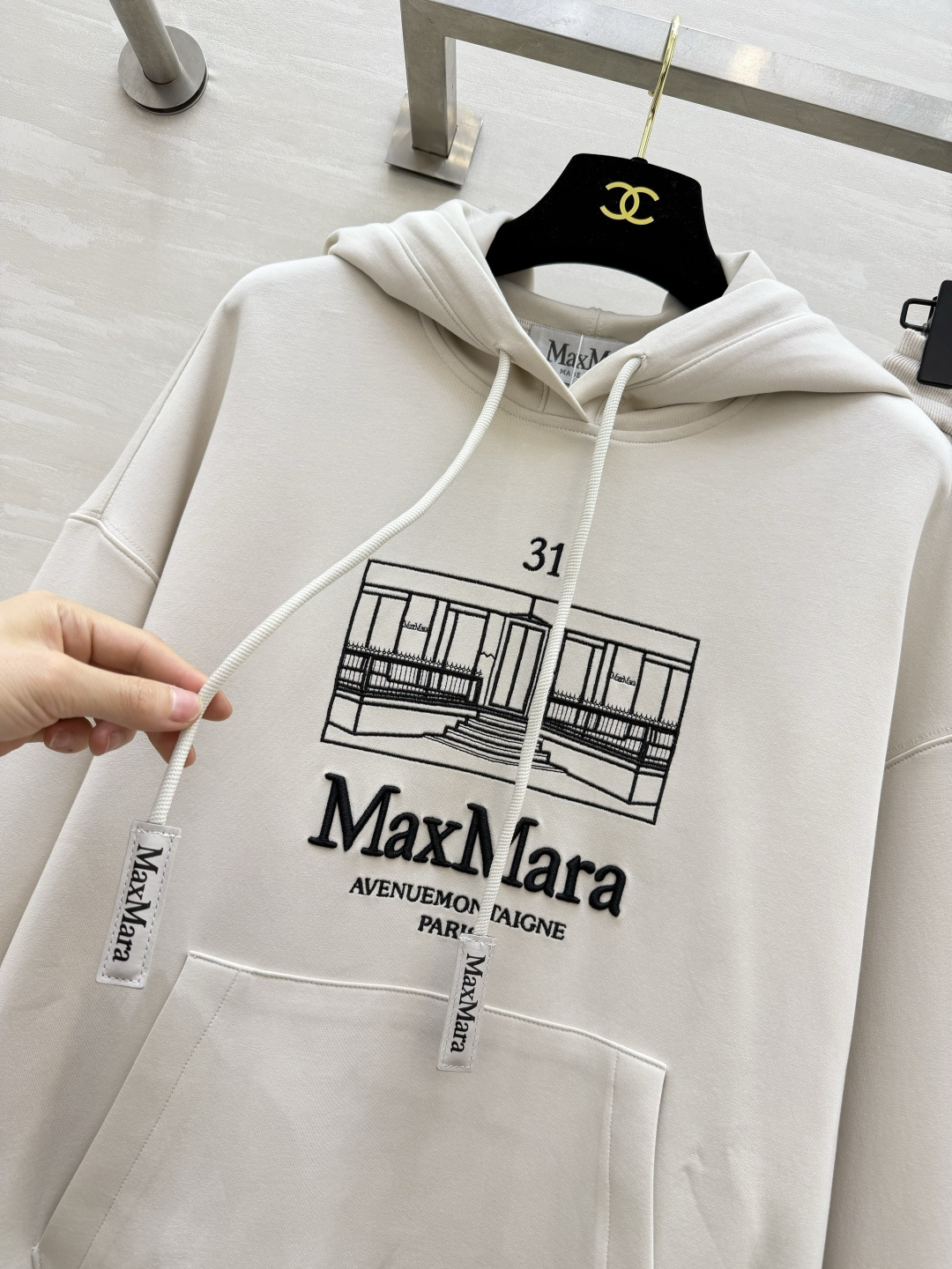 Maxmar♡²⁶米白松弛卫衣套装🤍干净柔和的米调质感 建筑线条刺绣 低调高级 卫衣➕垂坠阔腿卫裤 毫不费力的慵懒大牌感
