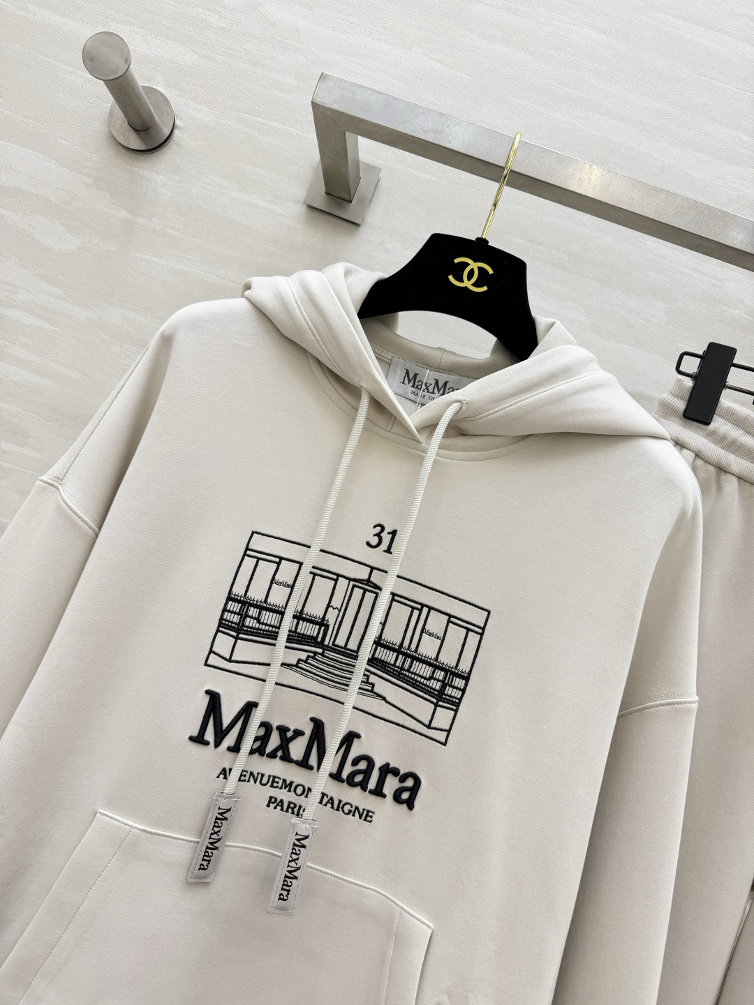 Maxmar♡²⁶米白松弛卫衣套装🤍干净柔和的米调质感 建筑线条刺绣 低调高级 卫衣➕垂坠阔腿卫裤 毫不费力的慵懒大牌感