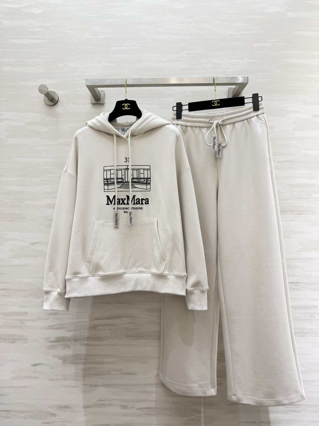 Maxmar♡²⁶米白松弛卫衣套装🤍干净柔和的米调质感 建筑线条刺绣 低调高级 卫衣➕垂坠阔腿卫裤 毫不费力的慵懒大牌感