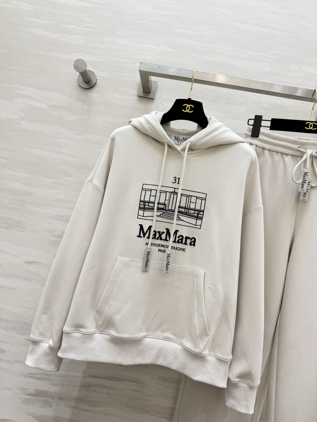 Maxmar♡²⁶米白松弛卫衣套装🤍干净柔和的米调质感 建筑线条刺绣 低调高级 卫衣➕垂坠阔腿卫裤 毫不费力的慵懒大牌感