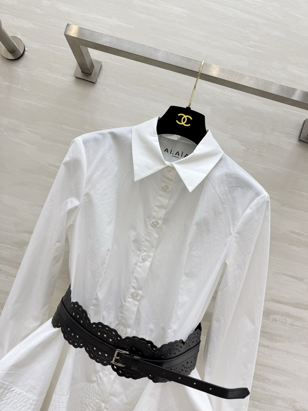 Alai♡²⁶荷叶摆收腰白衬衫🤍自带曲线美感的白衬衣 收腰剪裁｜散开荷叶大摆 复古雕花宽腰带点睛 可盐可雅 把精致氛围感