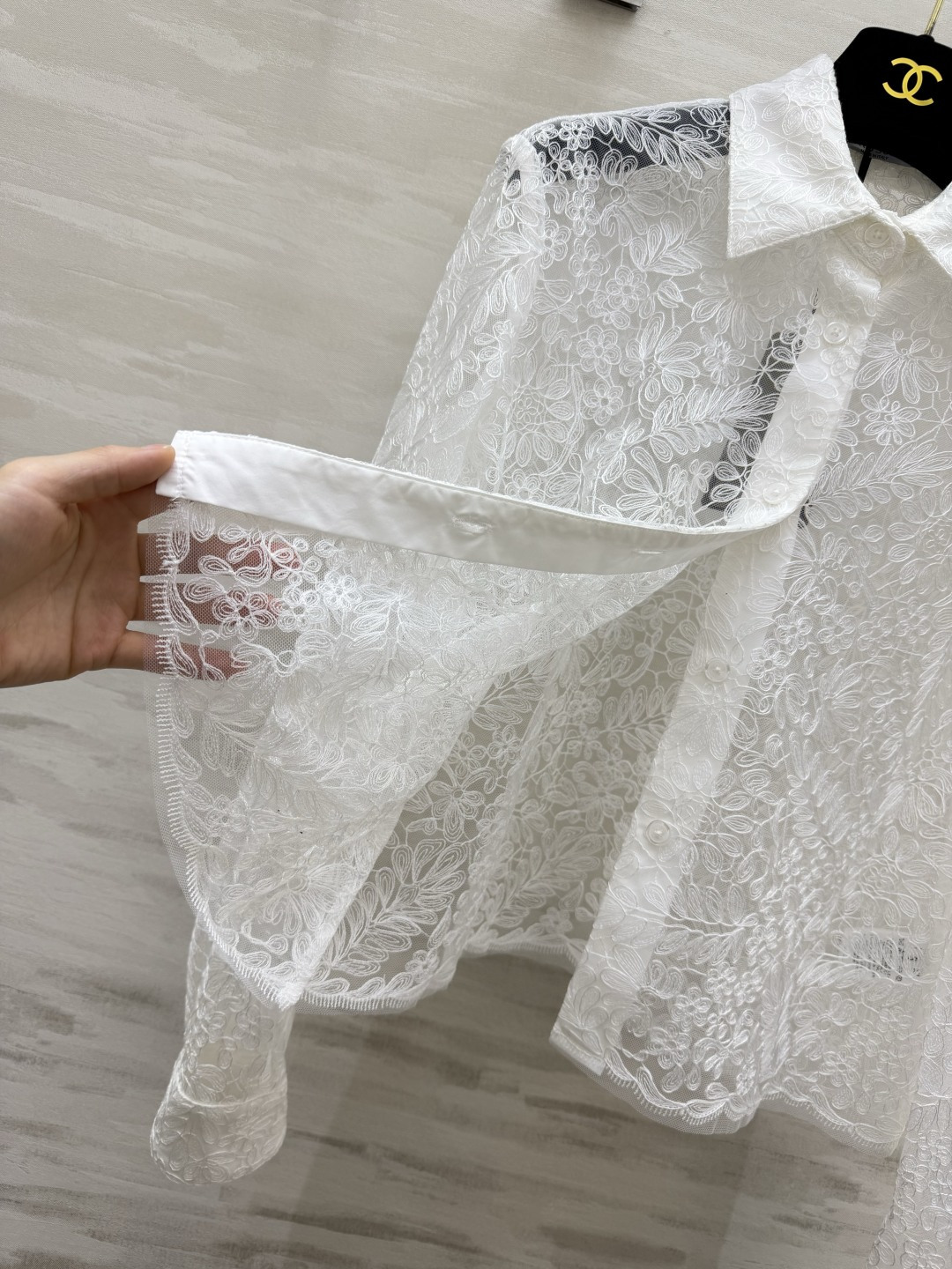 Ermanno Scervin♡²⁶满幅蕾丝刺绣短衬衣🤍繁花刺绣 朦胧通透 翻领利落 短款显比例 温柔自带柔光 单穿浪漫