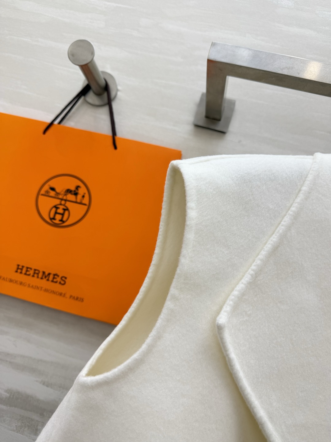 Herme♡²⁶双面呢大翻领短款马甲🤍🖤黑白两色经典可选 高级双面羊毛呢面料 手感软糯厚实 质感细腻有分量 大气大翻领剪 Herme♡²⁶双面呢大翻领短款马甲🤍🖤黑白两色经典可选 高级双面羊毛呢面料 手感软糯厚实 质感细腻有分量 大气大翻领剪