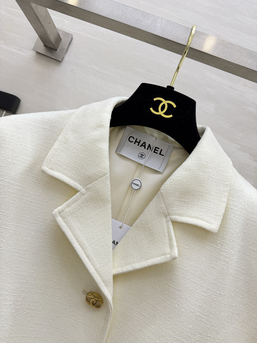 ▫️Chane♡²⁶撞色双C短款西装外套 两色可选：米白｜黑色 立体撞色双C贴布 设计感十足 复古金属金扣 全套细节呼应