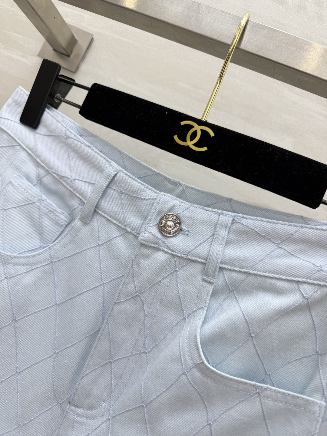 Chane♡²⁶菱格浅蓝微喇牛仔裤✨同系列菱格刺绣 成套穿搭超好看 高腰微喇版型 巨显腿长 柔和奶蓝 清爽配色 垂顺牛仔