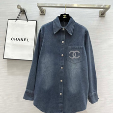 #Chane♡新款 牛仔衬衫 这个季节牛仔热卖 整件重工洗水➕烫钻 前后都好看 很难不爱❤️ 高品质定制(•̀ᴗ•́)و #Chane♡新款 牛仔衬衫 这个季节牛仔热卖 整件重工洗水➕烫钻 前后都好看 很难不爱❤️ 高品质定制(•̀ᴗ•́)و