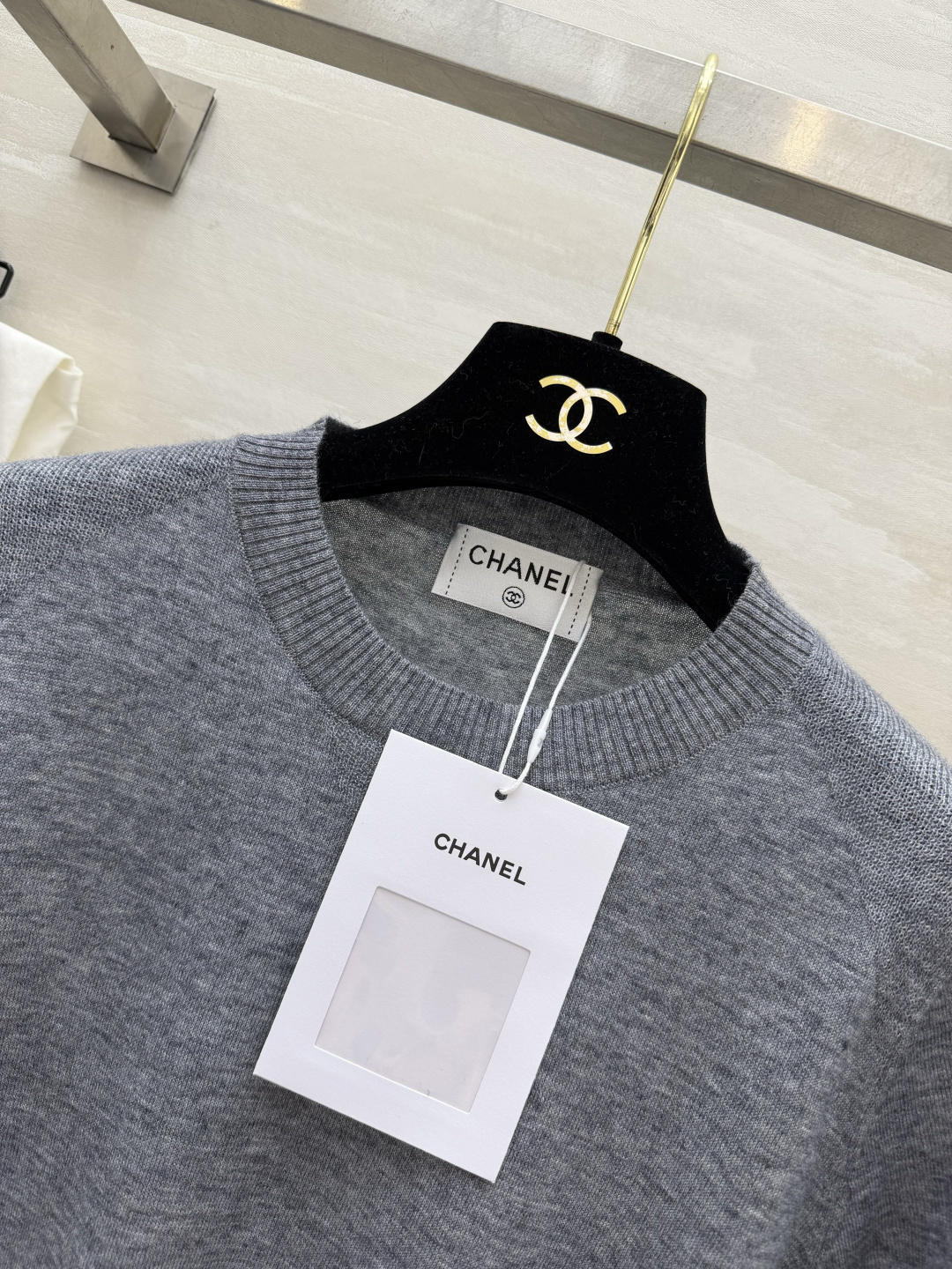 #Chane♡²⁶灰色针织短袖｜ 把低调贵气穿在身上！ 高级雾灰色调，自带清冷松弛感 细腻羊毛针织，亲肤透气不闷汗！ 小