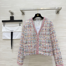 Chane♡²⁶P V领斜纹软呢外套 定制提花内里 高品质定制 现货首发size:S/M/L(s码肩宽:38,胸围:98 Chane♡²⁶P V领斜纹软呢外套 定制提花内里 高品质定制 现货首发size:S/M/L(s码肩宽:38,胸围:98