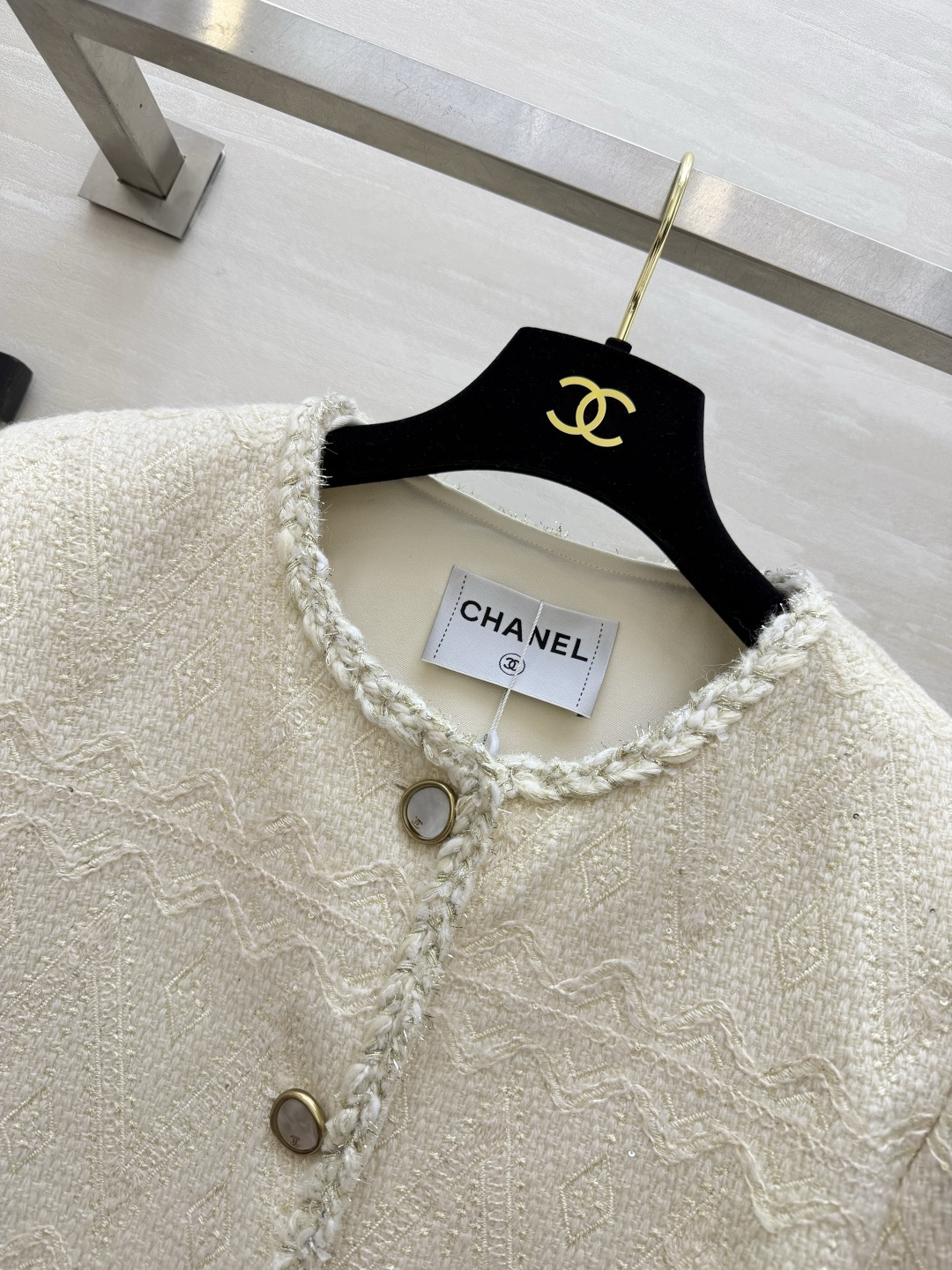 Chane♡²⁶温柔米白小香粗花呢外套 自带肌理感提花纹理 质感一眼可见 圆领搭配手工编织包边 精致度拉满 复古双C纽扣