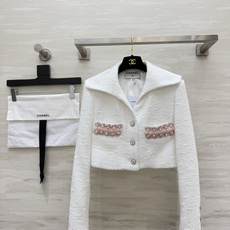 Chane♡²⁶奶白小香短外套🤍大翻领温柔舒展 重工粉珠口袋点缀 粗花呢自带高级肌理 短版型勾勒优越比例 是自带柔光的千 Chane♡²⁶奶白小香短外套🤍大翻领温柔舒展 重工粉珠口袋点缀 粗花呢自带高级肌理 短版型勾勒优越比例 是自带柔光的千
