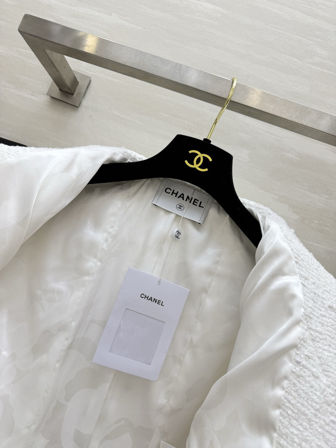 Chane♡²⁶奶白小香短外套🤍大翻领温柔舒展 重工粉珠口袋点缀 粗花呢自带高级肌理 短版型勾勒优越比例 是自带柔光的千