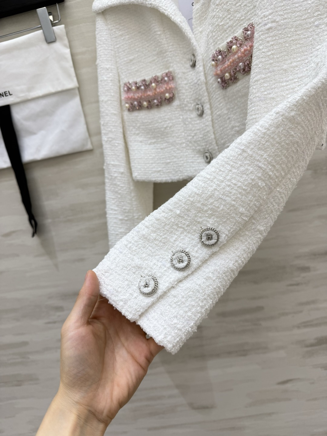 Chane♡²⁶奶白小香短外套🤍大翻领温柔舒展 重工粉珠口袋点缀 粗花呢自带高级肌理 短版型勾勒优越比例 是自带柔光的千