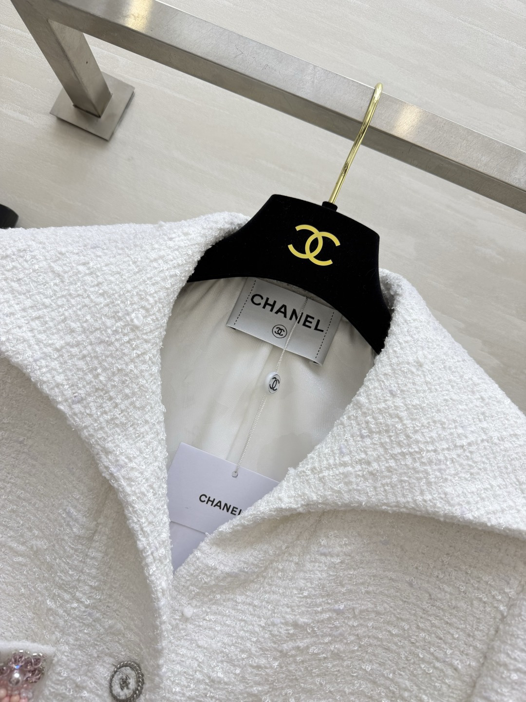 Chane♡²⁶奶白小香短外套🤍大翻领温柔舒展 重工粉珠口袋点缀 粗花呢自带高级肌理 短版型勾勒优越比例 是自带柔光的千