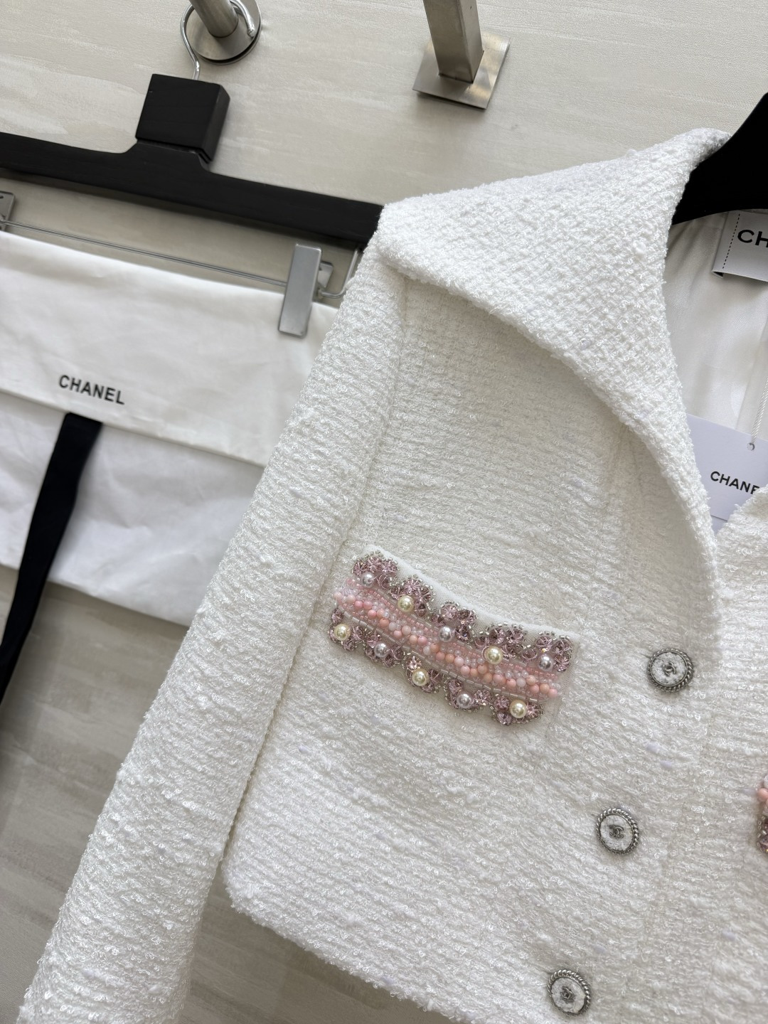 Chane♡²⁶奶白小香短外套🤍大翻领温柔舒展 重工粉珠口袋点缀 粗花呢自带高级肌理 短版型勾勒优越比例 是自带柔光的千
