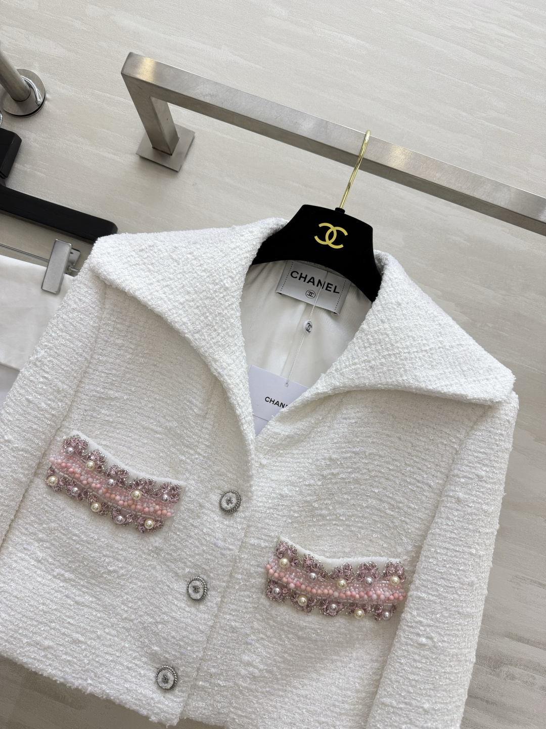 Chane♡²⁶奶白小香短外套🤍大翻领温柔舒展 重工粉珠口袋点缀 粗花呢自带高级肌理 短版型勾勒优越比例 是自带柔光的千